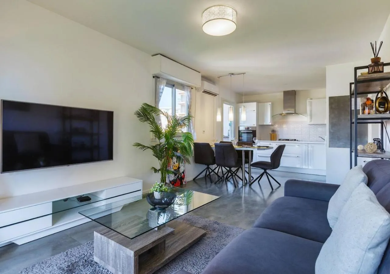 Apartment Appart 2 Ch Vue Mer & Montagne, Terrasse, Parking Antibes France
